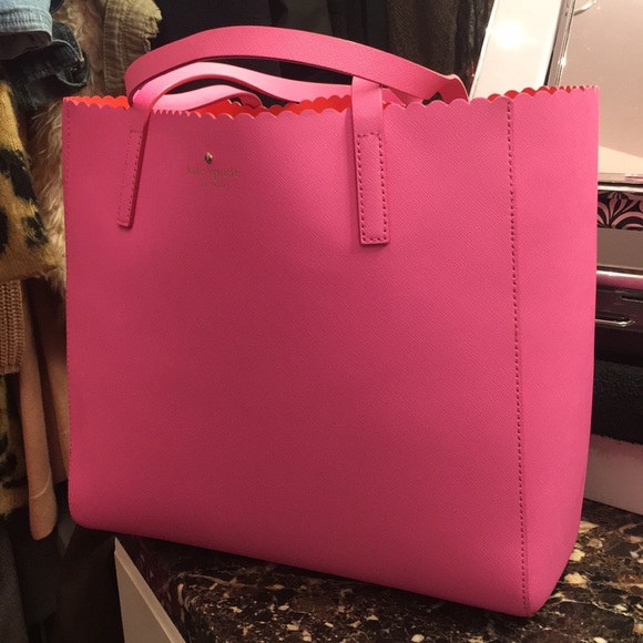 kate spade Handbags - Kate Spade Scalloped Tote